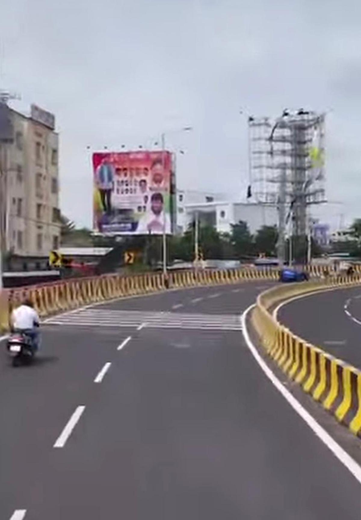 Picture showing a curve in the flyover.